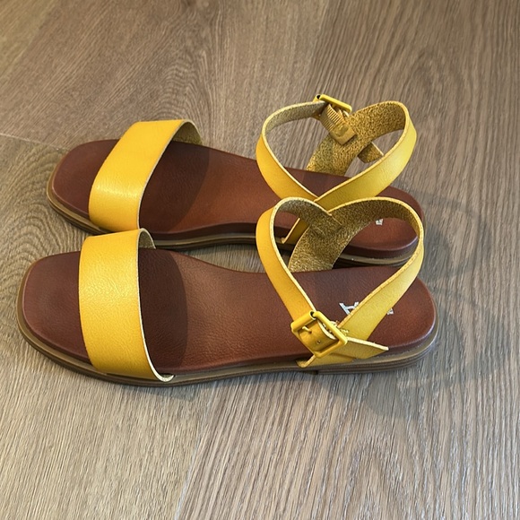 Mia Yellow Sandals - Picture 3 of 5